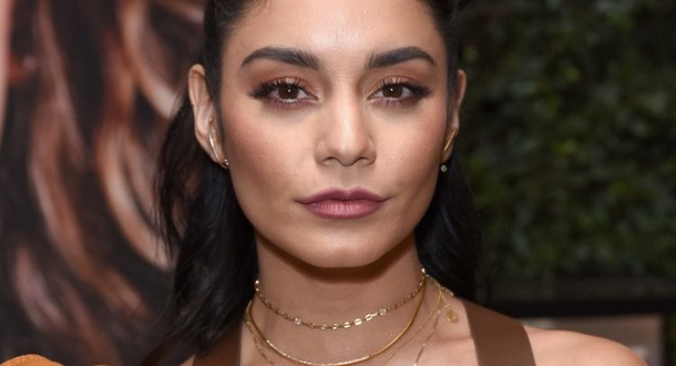Vanessa Hudgens roba suspiros en este minitop con falda corta de cuero