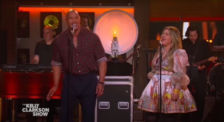 Kelly Clarkson y La Roca se unen para interpretar esta canción de Loretta Lynn