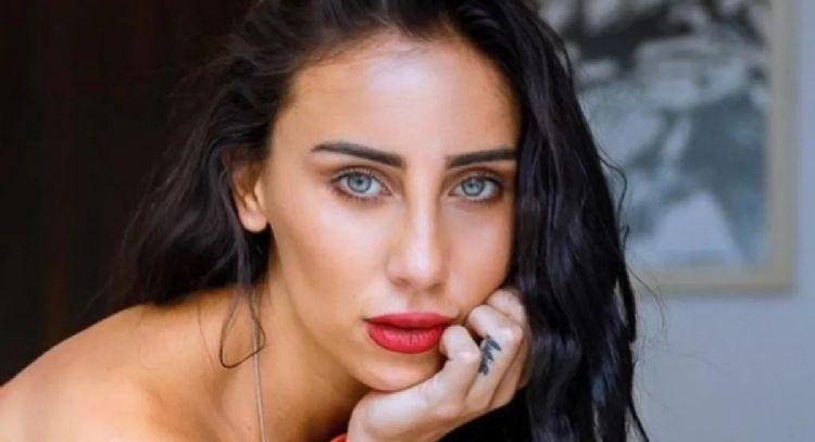 Cynthia Cofano presume su belleza en Instagram al posar en minifalda rosa