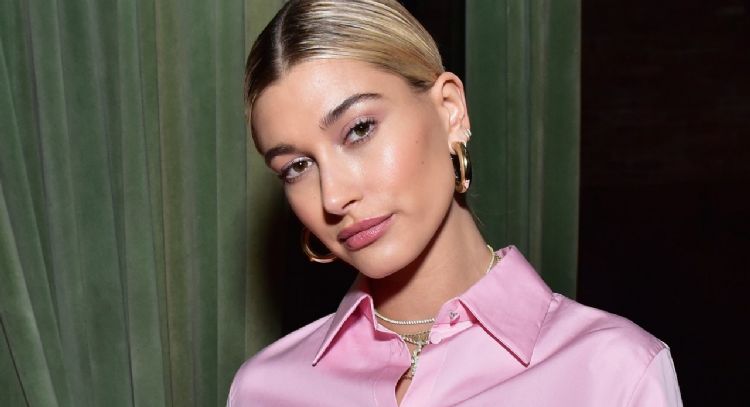 Hailey Bieber luce camaleónica con este nuevo color de cabello