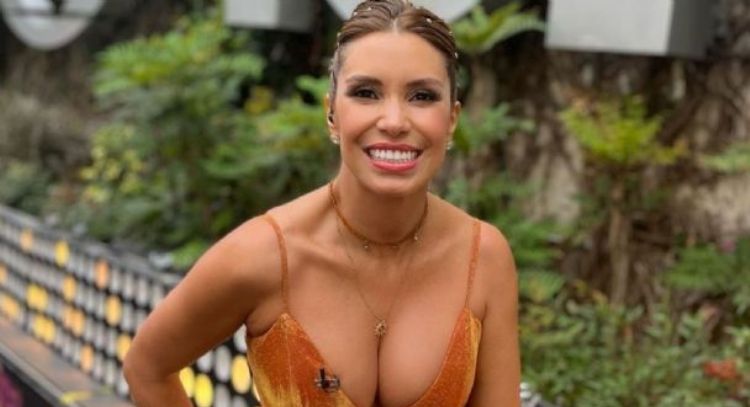 Desde Televisa, Andrea Escalona se enfunda en encantador 'outfit' plateado y le llueven halagos