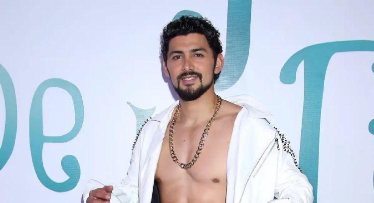 (Foto) Frente al mar, Miguel Martínez conquista a sus seguidores al presumir su trabajado abdomen