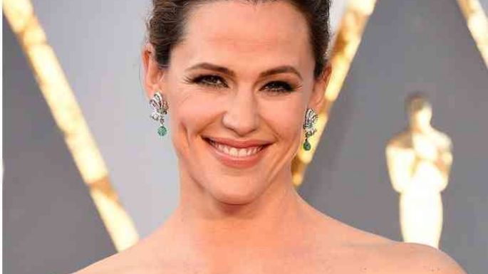 Jennifer Garner se viste de dos brujas junto a su perrito para Halloween y es alucinante