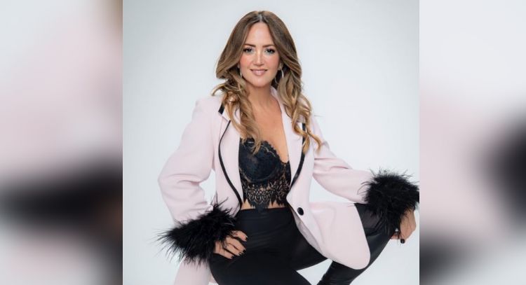 FOTO: Andrea Legarrtea luce destacado look negro y enciende a toda Televisa