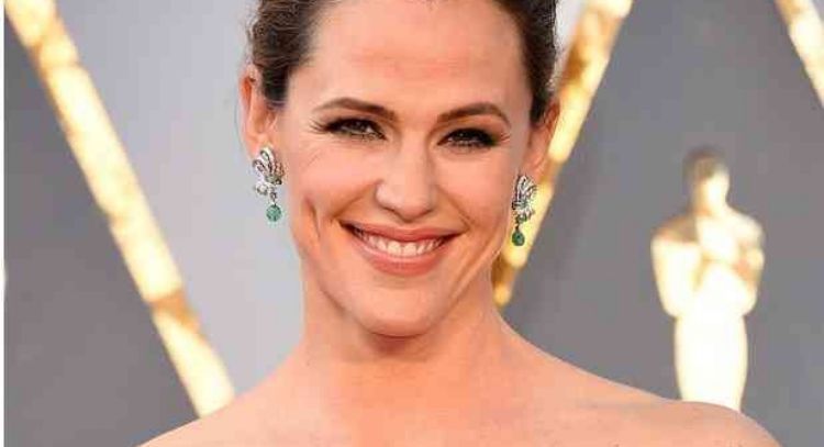 Jennifer Garner se viste de dos brujas junto a su perrito para Halloween y es alucinante