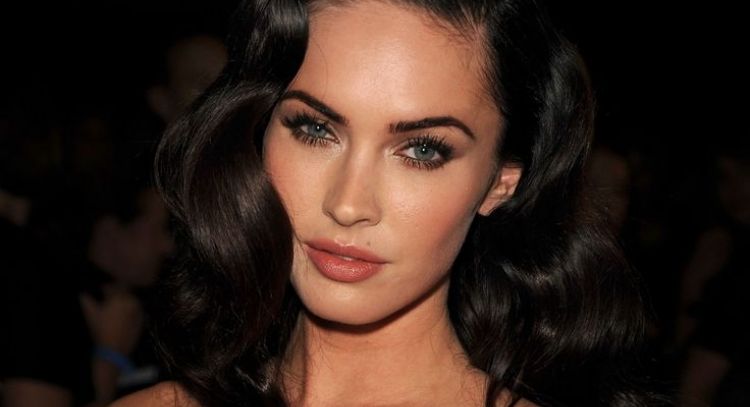 Megan Fox de nuevo cautiva con un vestido pegadito que deja ver su increíble cuerpo