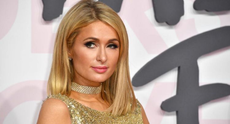 Paris Hilton luce como una diosa hindú en este hermoso vestido brillante