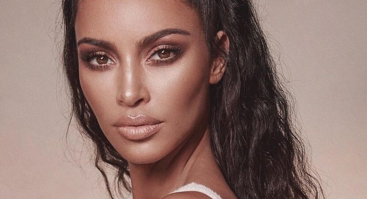Kim Kardashian enamora en este vestido transparente con el que dejó ver su lencería