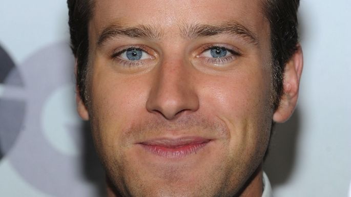 Tras escándalo de abuso sexual y canibalismo, Armie Hammer es demandado por American Express