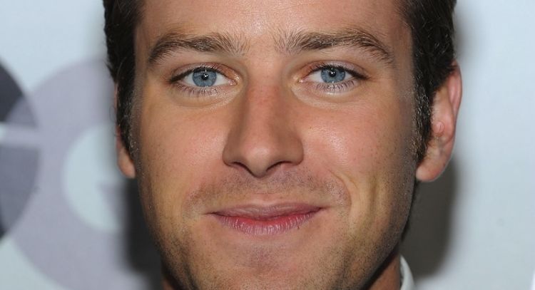 Tras escándalo de abuso sexual y canibalismo, Armie Hammer es demandado por American Express