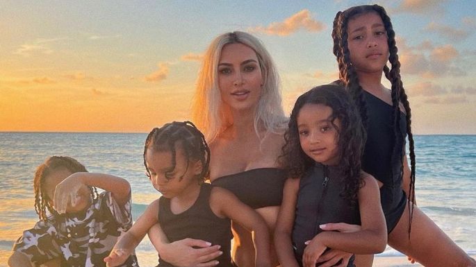 FOTOS: Kim Kardashian disfruta de una salida nocturna de Halloween junto a sus hijos