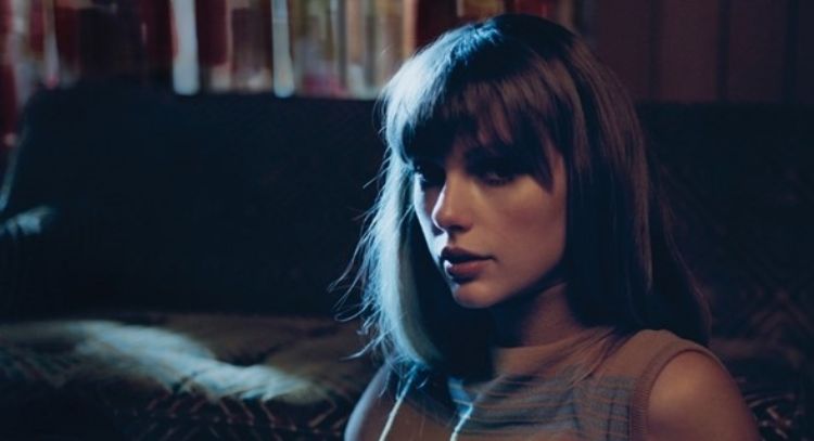 Taylor Swift se convierte en la 'Cenicienta' para el nievo videoclip de 'Bejeweled' de 'Midnights'