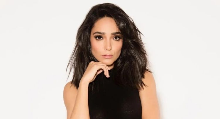 (Fotos): Manelyk González derrocha sensualidad al posar con maxi vestido rojo