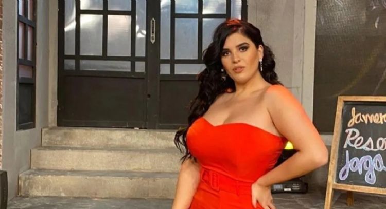 (Fotos) Curvy Zelma derrocha sensualidad con brillante outfit rosa y le llueven halagos