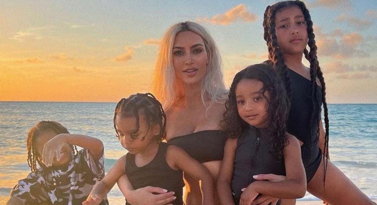 FOTOS: Kim Kardashian disfruta de una salida nocturna de Halloween junto a sus hijos