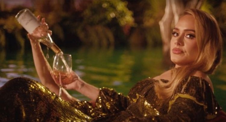 Mira a la cantante Adele flotar sobre un increíble río en el nuevo videoclip de 'I Drink Wine'