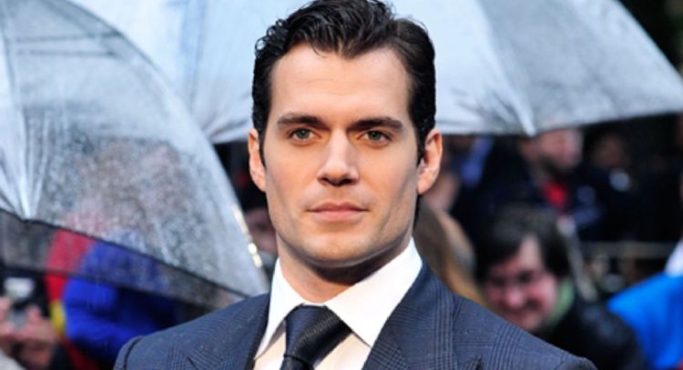 Por primera vez, Henry Cavill aparece con su novia y lo hicieron para el estreno de 'Enola Holmes 2'
