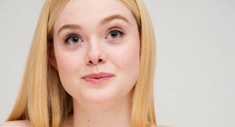 Halloween: Elle Fanning y su novio aterrorizan vistiéndose como la 'Novia de Chucky'