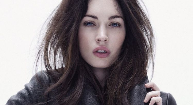 Megan Fox roba suspiros en un mini top verde neón mientras almuerza con su prometido