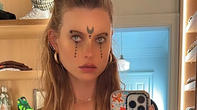 Behati Prinsloo muestra su embarazo en una tierna foto de Halloween tras escándalo de Adam Levine