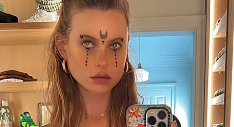 Behati Prinsloo muestra su embarazo en una tierna foto de Halloween tras escándalo de Adam Levine