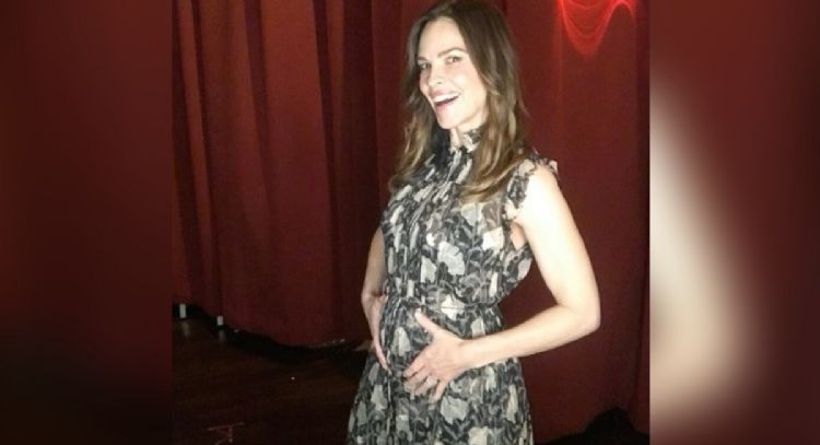 Hilary Swank comparte las primeras imágenes de su embarazo; espera gemelos a los 48 años
