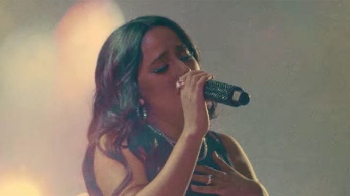 Becky G lanza un video con cámara retro para la canción de Bachata de Daviles de Novelda 'Amantes'