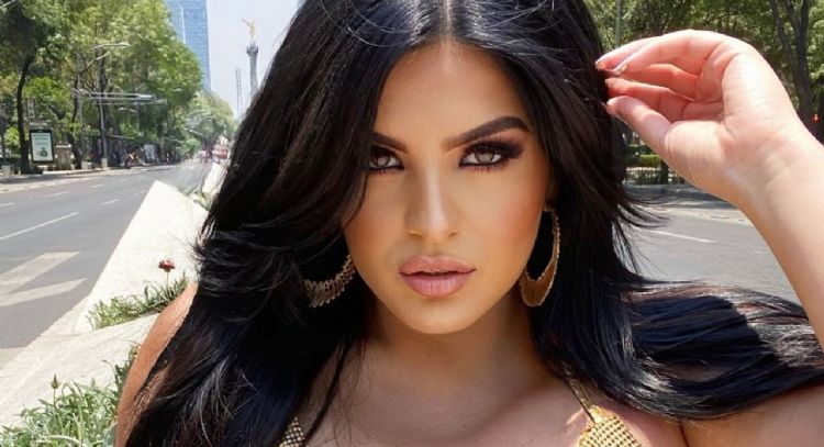 Curvy Zelma da cátedra de estilo y seduce a todo Instagram al modelar ajustado mini vestido azul