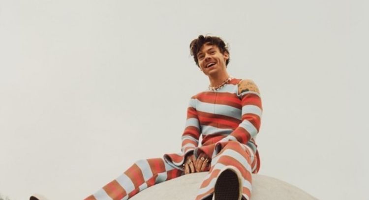 Harry Styles rinde homenaje a Olivia Newton John y canta 'Hopelessly Devoted to You' en Halloween