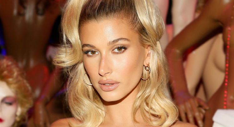 Hailey Bieber se viste de vampira con Versace y se ve encantadora