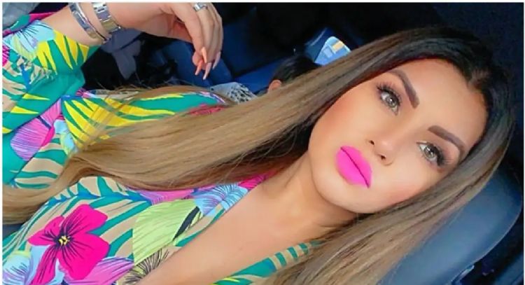 Desde la orilla de la alberca, Mariana González conquista Instagram al posar con fabuloso vestido