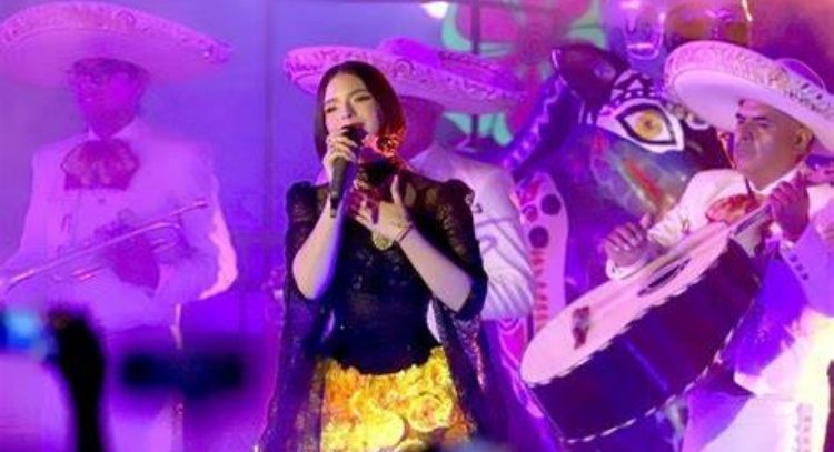 VIDEO: Ángela Aguilar sufre terrible accidente en pleno concierto