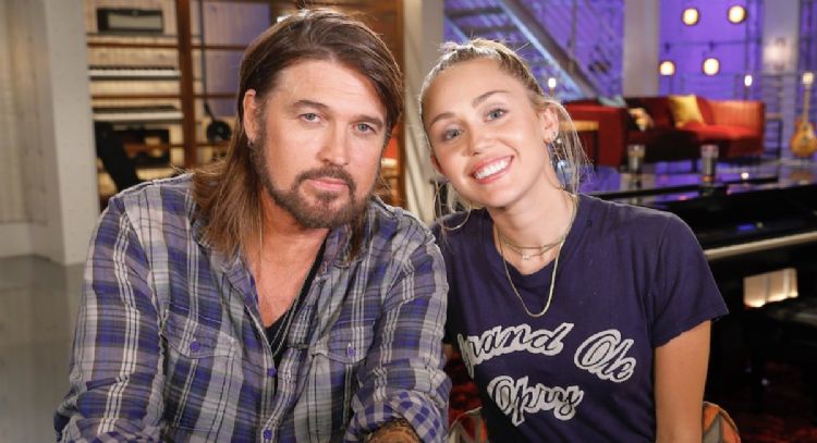 Billy Ray Cyrus se compromete con una cantante más joven que su hija Miley Cyrus; mira quien es