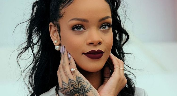 Madre de Paris Hilton le da regalo costoso a Rihanna