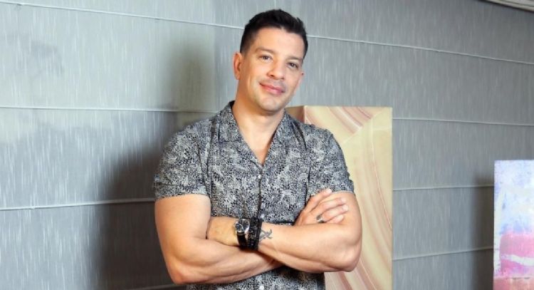 Devastado, Yahir informa de la muerte de esta mujer importante en su vida