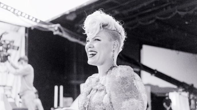 P!nk promociona su próximo sencillo 'Never Gonna Not Dance Again' de esta divertida manera