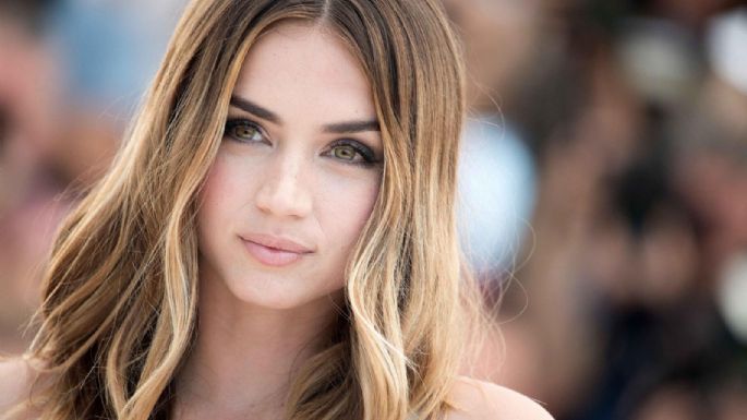 Ana de Armas cautiva con este vestido que deja expuesta varias partes de su cuerpo