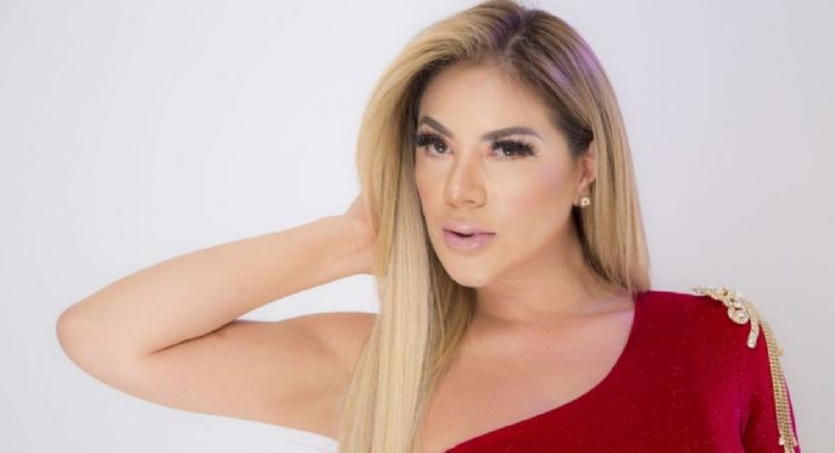 FOTO: Magaly Chávez derrocha sensualidad al posar con ajustado conjunto rojo