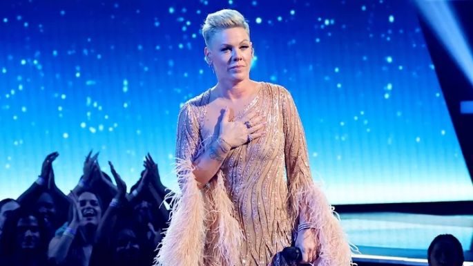 VIDEO: Pink interpreta 'Hopelessly Devoted to You' en honor a la fallecida Olivia Newton-John