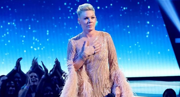 VIDEO: Pink interpreta 'Hopelessly Devoted to You' en honor a la fallecida Olivia Newton-John