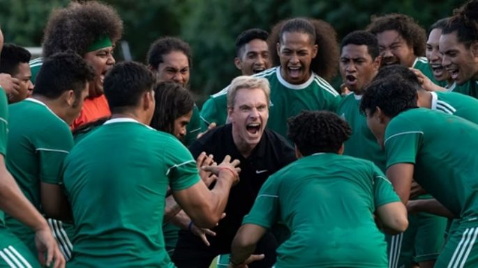 Michael Fassbender se convierte en un entrenador de futbol en las estas imágenes de 'Next Goal Wins'