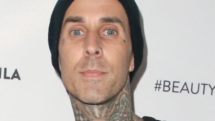 Travis Barker se rompe otra vez el dedo y así se le ve