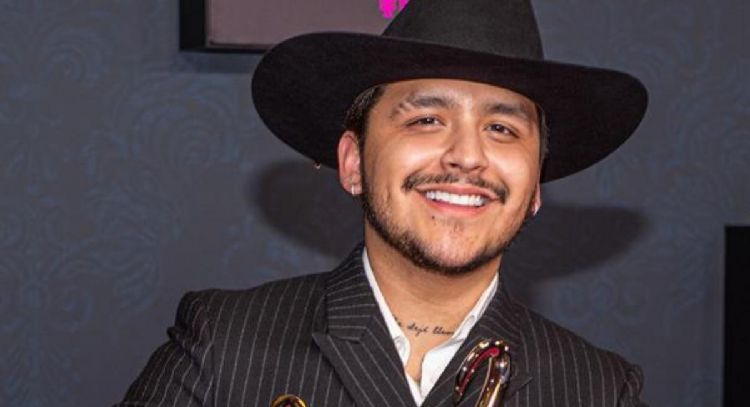 Arremeten contra Christian Nodal por cómo miró el escote de una fan