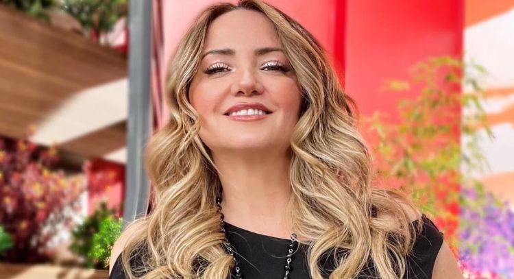 Televisa: Andrea Legarreta regresa al programa 'Hoy' y luce distinguido vestido blanco de temporada
