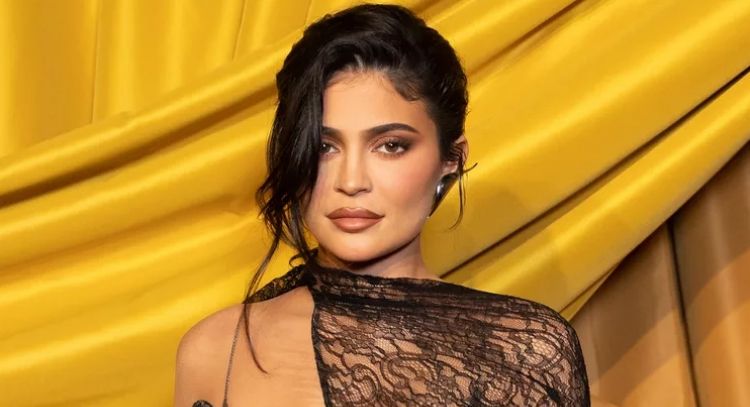 Kylie Jenner saca el 'glamour' y posa con encantador 'outfit' de día para este verano; así luce