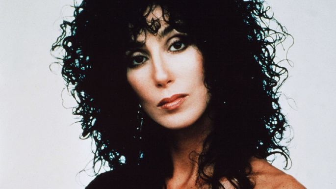 Tras críticas, Cher defiende su relación con hombre 40 años menor