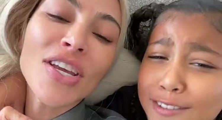 Kim Kardashian se ríe de su hija North West mientras la peina