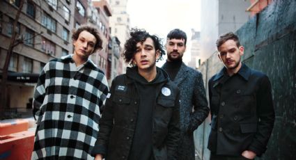 Vocalista de The 1975 impacta al besar a una fan en pleno concierto