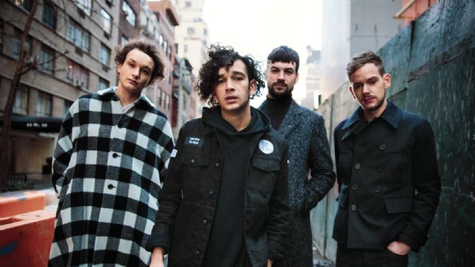 Vocalista de The 1975 impacta al besar a una fan en pleno concierto