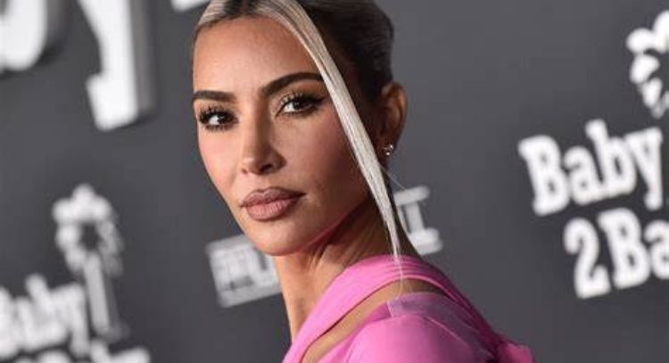 Kim Kardashian se enfunda en coqueto body negro y enamora a toda Inetrnet